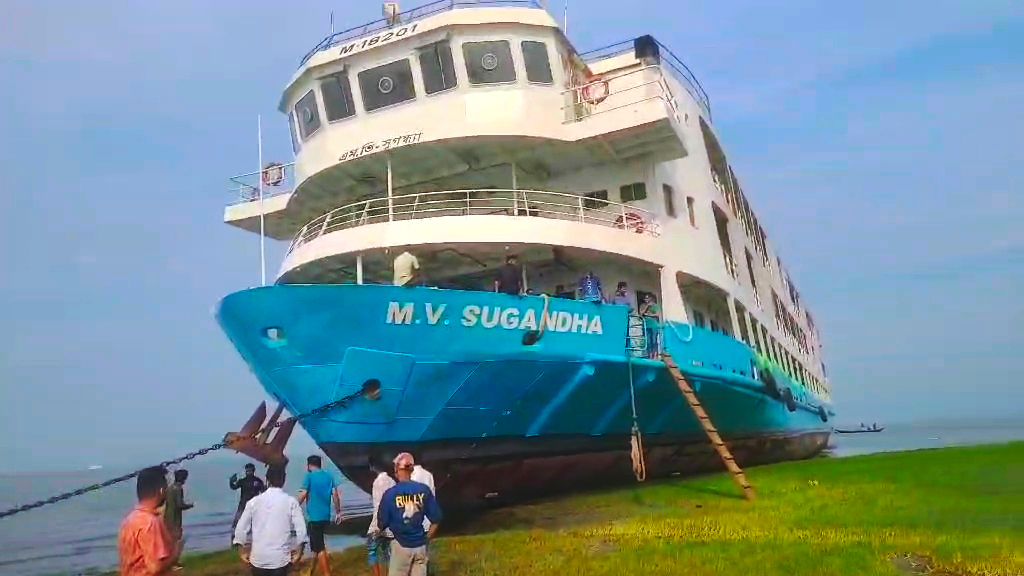 ১৫ ঘণ্টা ধরে চরে আটকা এমভি সুগন্ধা, যাত্রীদের দুর্ভোগ