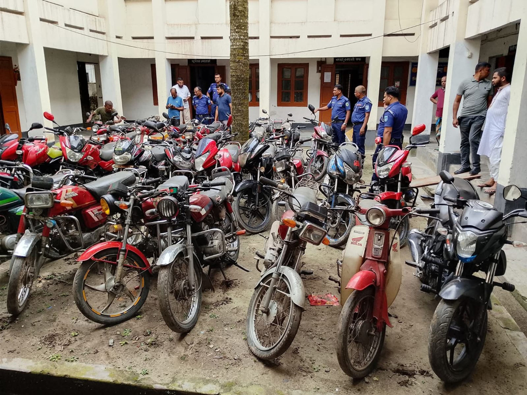 নীলফামারীতে চোর চক্রের মূল হোতা গ্রেপ্তার, উদ্ধার ৩২ মোটরসাইকেল