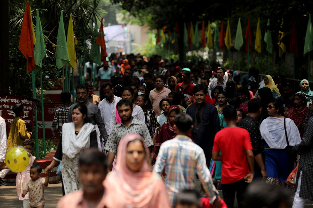 রাজধানীতে ঈদুল আজহার পরদিন পরিবার ও প্রিয়জনদের সঙ্গে নিয়ে ঘুরতে বের হয়েছেন অনেকেই। আজ রোববার মিরপুরে অবস্থিত জাতীয় চিড়িয়াখানায় ভিড় জমান নানা শ্রেণি-পেশার মানুষ। ছবি: হাসান রাজা
