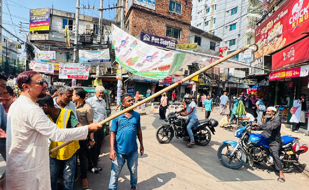 নিজের ব্যানার নিজেই ছিঁড়লেন চসিক মেয়র
