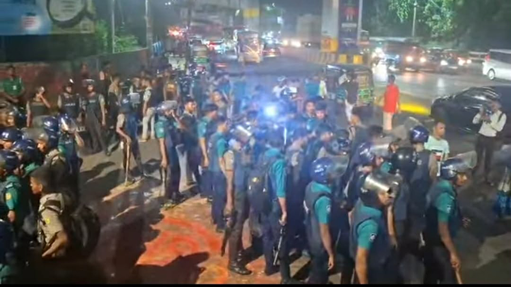 জুলাইয়ের গ্রাফিতি মোছা নিয়ে চট্টগ্রামে বিএনপি-এনসিপি মুখোমুখি