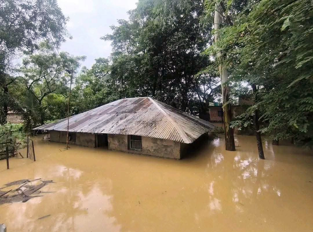 টানা বৃষ্টি ও পাহাড়ি ঢলে বিপর্যস্ত জনজীবন, বাঁশখালীতে পানিবন্দী দুই লক্ষাধিক মানুষ