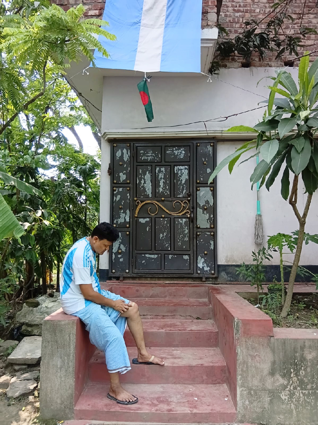 আর্জেন্টিনার পতাকা টাঙাতে গিয়ে মৌমাছির কামড়ে সমর্থক আহত