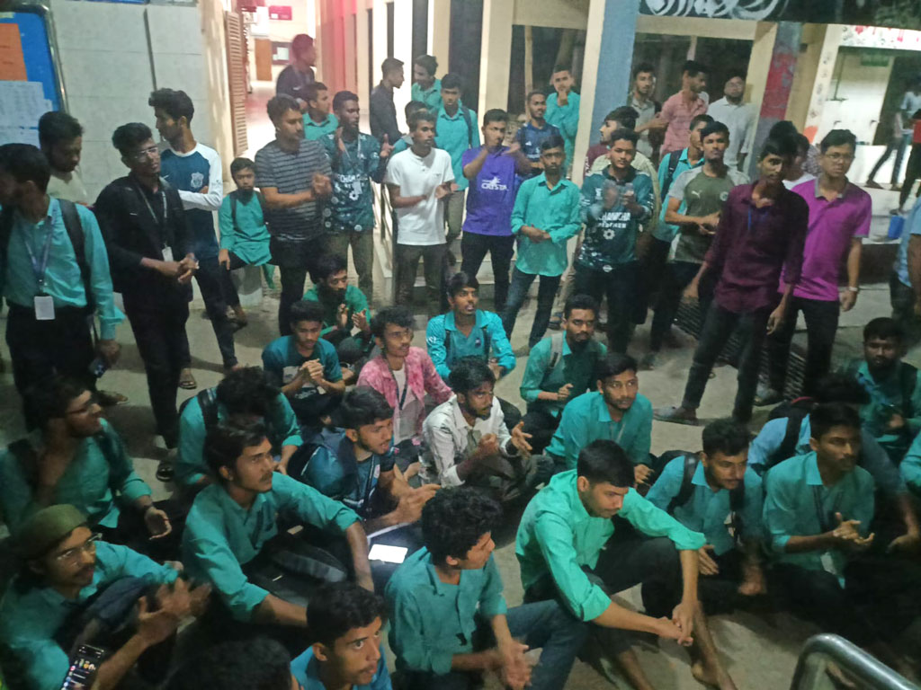 আবাসিক শিক্ষার্থীর তালিকা প্রকাশ না করায় পলিটেকনিকে বিক্ষোভ