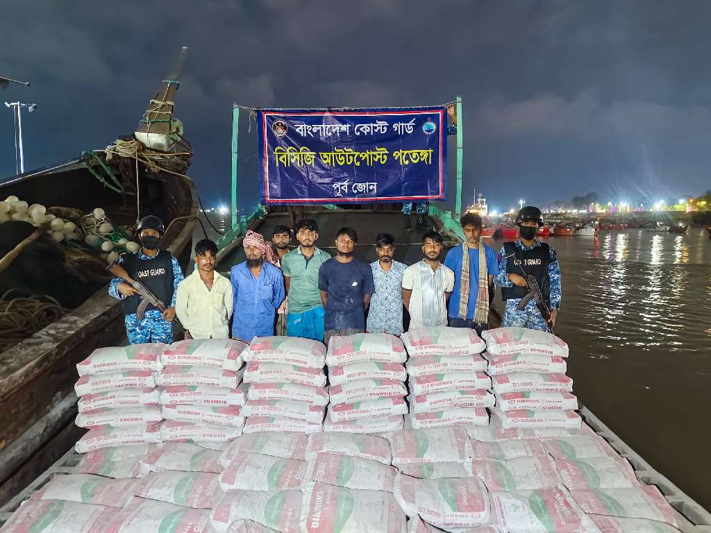 চট্টগ্রামে মিয়ানমারে পাচারের পথে ৪০ হাজার কেজি সিমেন্ট জব্দ, আটক ৮