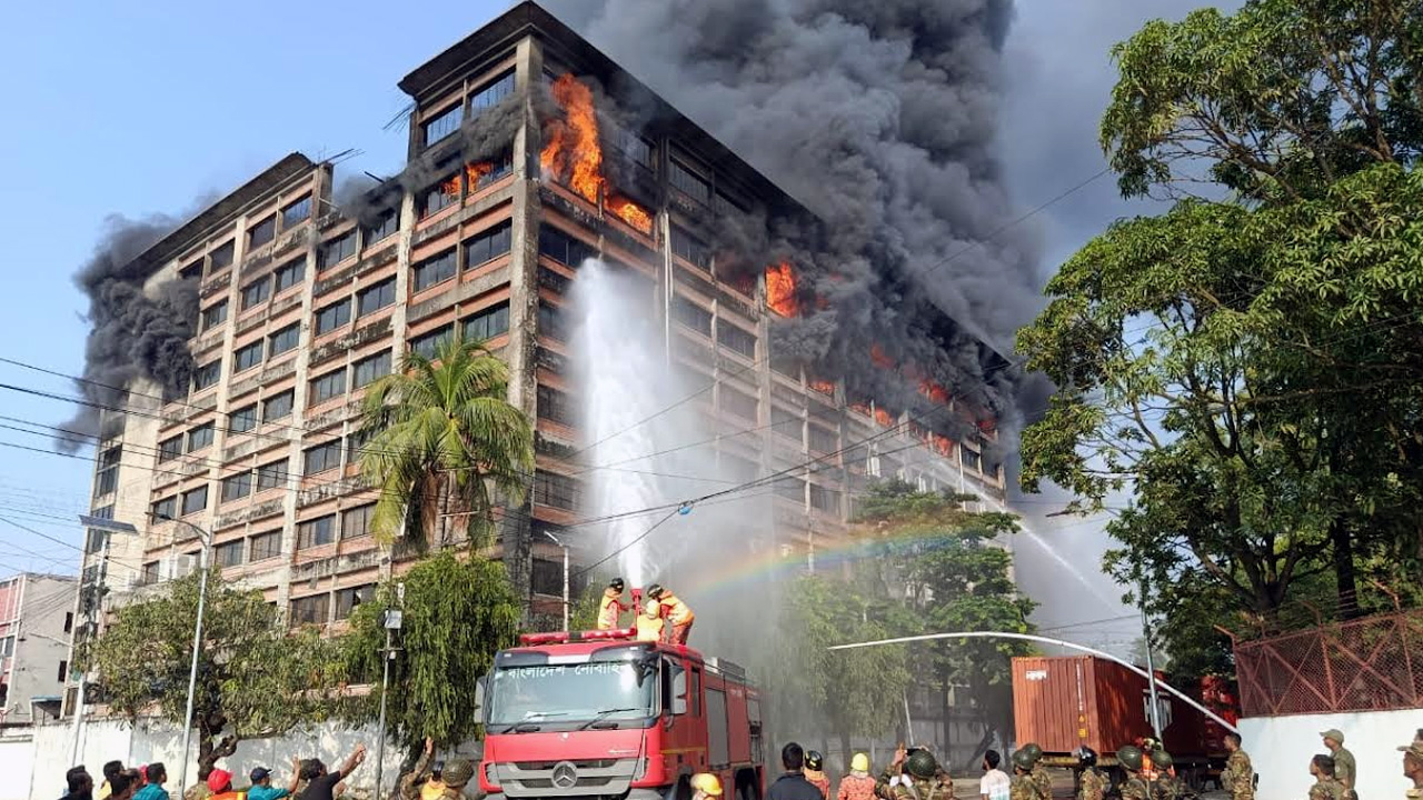 চট্টগ্রাম ইপিজেডে কারখানায় আগুন, নিয়ন্ত্রণে ১৪ ইউনিট