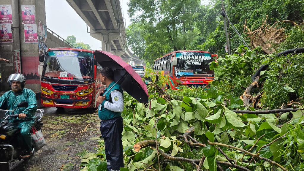 চট্টগ্রামে দেয়ালধসে যুবক নিহত, শিশুসহ আহত ২