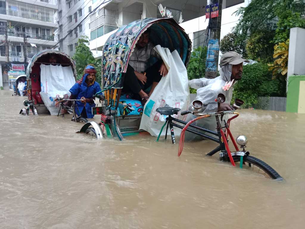 ছবিতে চট্টগ্রামের জলাবদ্ধতা ও দুর্ভোগ