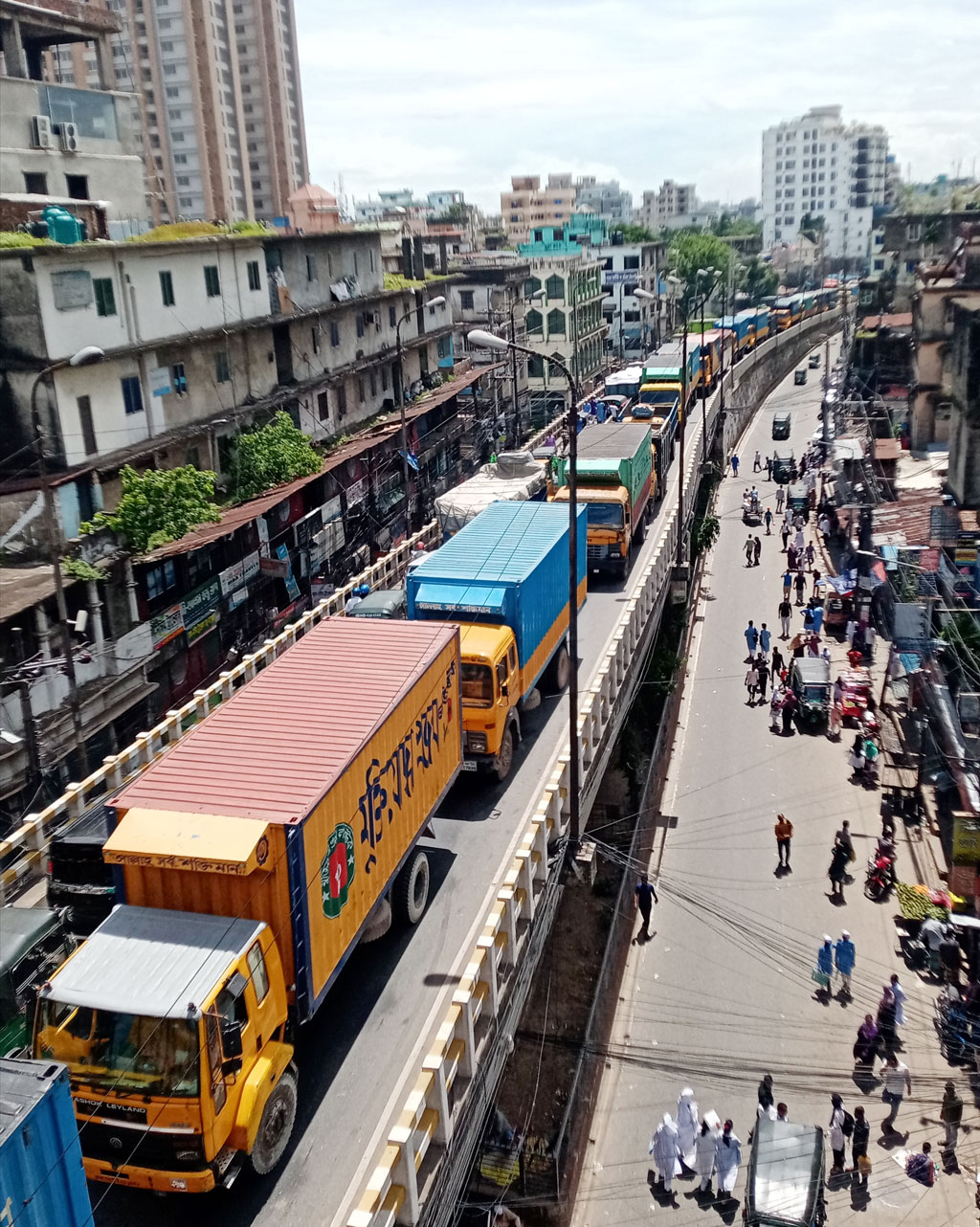 এনবিআর কর্মকর্তা-কর্মচারীর ‘কমপ্লিট শাটডাউন’ কর্মসূচি প্রত্যাহারের পর চট্টগ্রাম বন্দরের পণ্য খালাস কার্যক্রম ফের স্বাভাবিক হয়েছে। নগরীতে ঢুকতে শুরু করেছে পণ্যবাহী ট্রাক-কাভার্ড ভ্যান। আজ মঙ্গলবার ঢাকা-ট্রাংক রোডের দেওয়ানহাট এলাকায় পণ্যবাহী যানের দীর্ঘ সারি। ছবি: হেলাল শিকদার