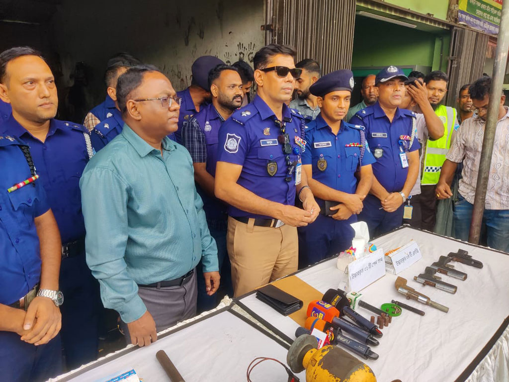 অটোরিকশা ওয়ার্কশপের আড়ালে অস্ত্রের কারখানা, সরবরাহ হতো বিভিন্ন স্থানে