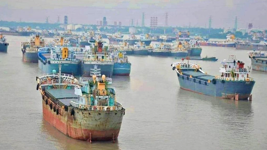 সাগরে ভাসমান গুদাম: তিন দিনের মধ্যে পণ্য খালাস না করলে ব্যবস্থা