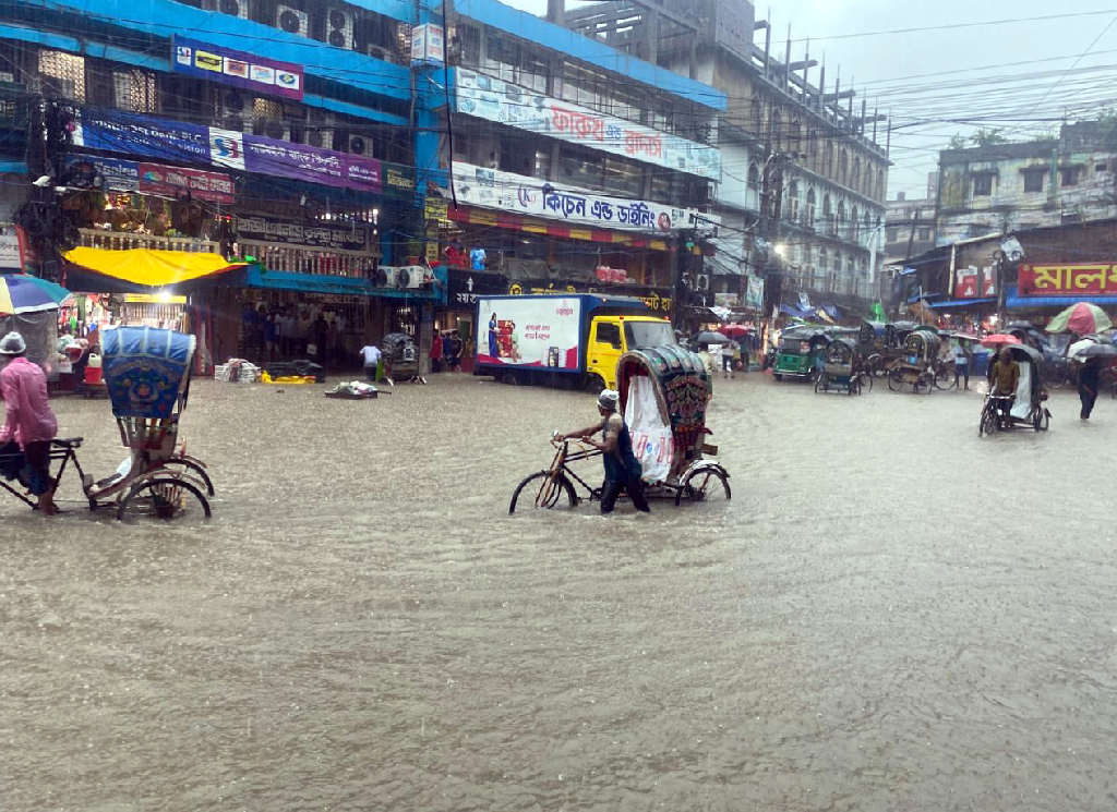 টানা বৃষ্টিতে চট্টগ্রাম নগরজুড়ে জলাবদ্ধতা