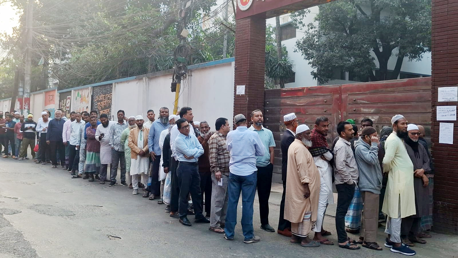 ভোট শুরু, শীত উপেক্ষা করে কেন্দ্রে চট্টগ্রাম মহানগরীর ভোটারেরা