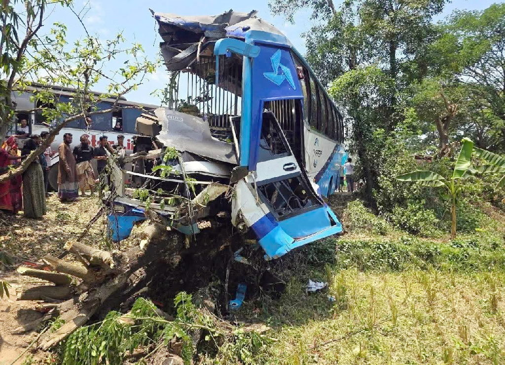 লোহাগাড়ায় দুই বাসের মুখোমুখি সংঘর্ষ, নারীসহ নিহত ৪