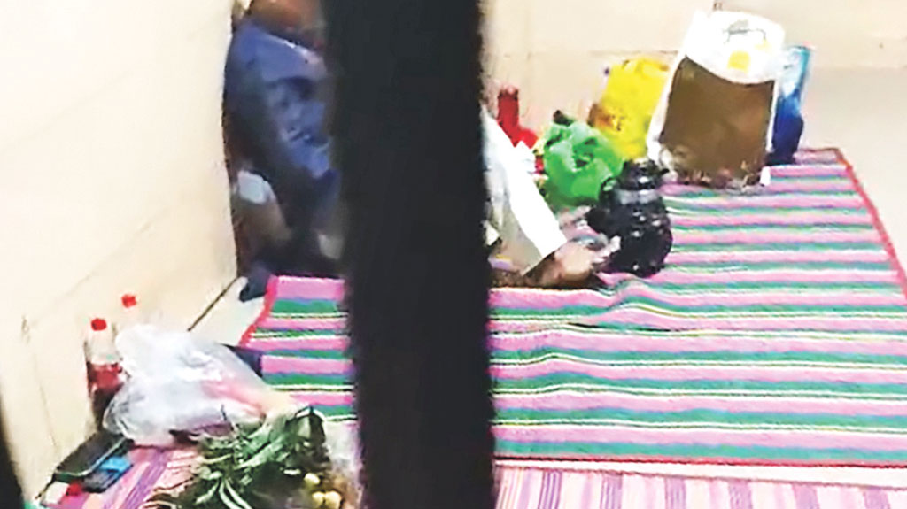 হাজতকক্ষ যেন ফোন কলের দোকান
