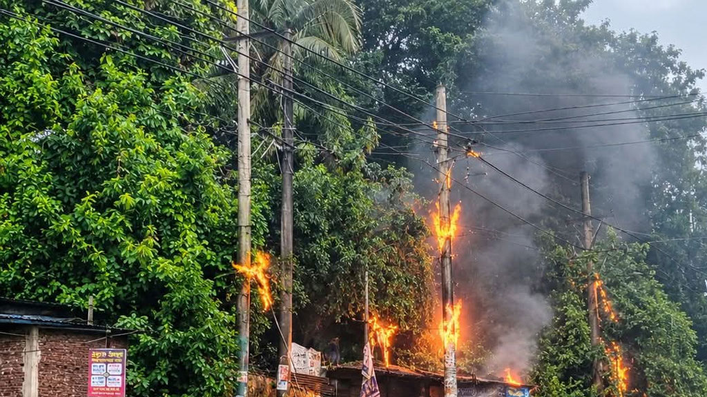 চট্টগ্রামের আকবর শাহে বৈদ্যুতিক খুঁটিতে আগুন, ফায়ার সার্ভিসের নিয়ন্ত্রণ