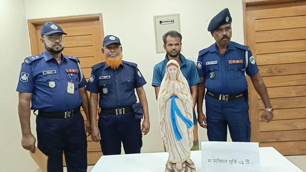 ক্যাথলিক চার্চে ভাঙচুরের ঘটনায় যুবক গ্রেপ্তার, পুকুরে মিলল মূর্তি