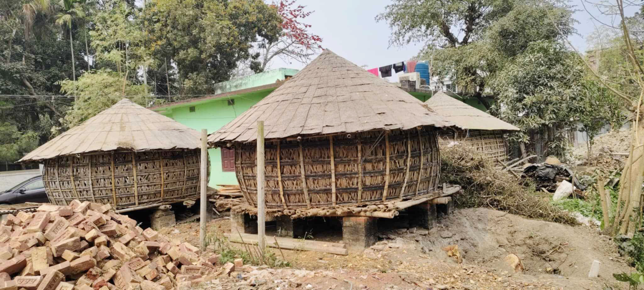 একসময় কৃষকের ঘরে ঘরে গোলা ছিল। সময়ের বিবর্তনে হারিয়ে যেতে বসেছে কৃষকের গোলাঘর। এখন তা শুধুই স্মৃতি। সব এলাকায় তা খুব একটা চোখেও পড়ে না। ছবিটি রোববার সকালে চাটমোহর পৌর সদরের জিরো পয়েন্ট এলাকা থেকে তোলা। ছবি: শুভাশীষ ভট্টাচার্য্য তুষার