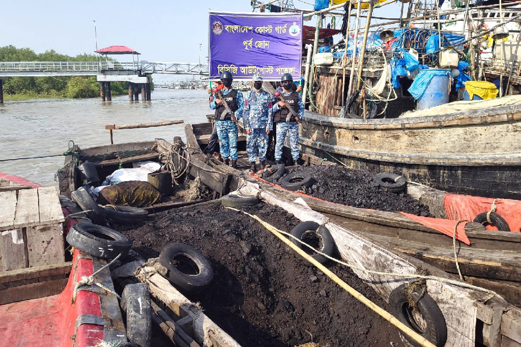 চট্টগ্রামে চোরাচালানের সময় তিন টন কয়লাসহ দুটি বোট জব্দ