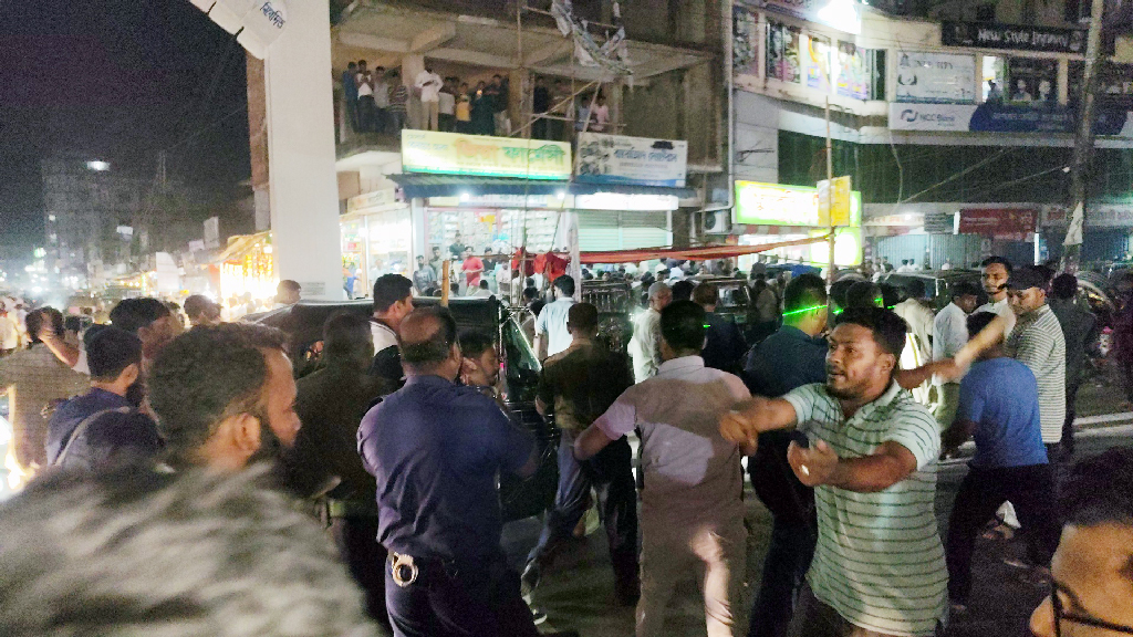 ফটিকছড়িতে নিরাপদ সড়কের দাবিতে মহাসড়ক অবরোধ, পুলিশ-যুবদলের ধাওয়ায় পণ্ড