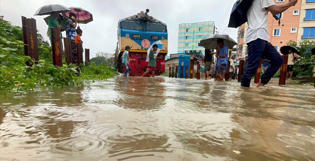 হাজারখানেক যাত্রী নিয়ে চট্টগ্রামে ৬ ঘণ্টা ধরে আটকা পর্যটক এক্সপ্রেস