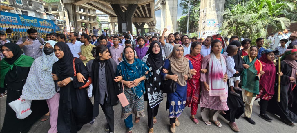 নুরের ওপর হামলার প্রতিবাদে চট্টগ্রামে সড়ক অবরোধ করে বিক্ষোভ