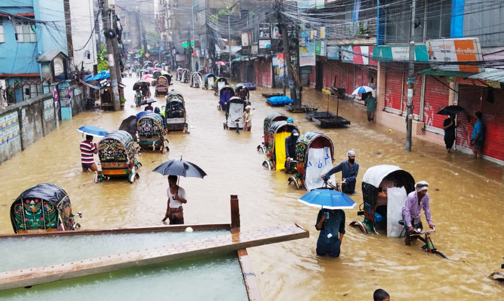 প্লাবিত বিস্তীর্ণ এলাকা, পানিবন্দি লাখো মানুষ; রেল ও সড়ক যোগাযোগ ব্যাহত
