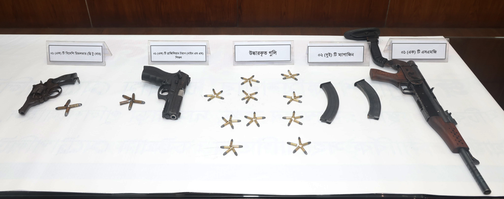 চট্টগ্রামে ব্যবসায়ীর বাড়ি লক্ষ্য করে গুলি: সাবমেশিনগানসহ তিন অস্ত্র উদ্ধার, গ্রেপ্তার ৩