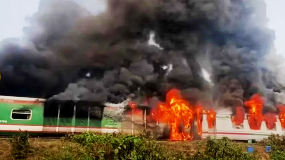 সীতাকুণ্ডে চট্টলা এক্সপ্রেস ট্রেনের দুটি বগিতে আগুন, এক ঘণ্টা পর নিয়ন্ত্রণে