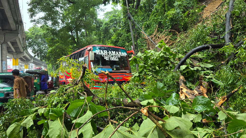 টানা বৃষ্টিতে চট্টগ্রামের অন্তত ১৫ এলাকায় জলাবদ্ধতা, যানজট