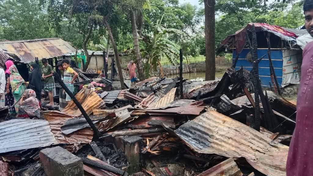 বাঁশখালীতে মধ্যরাতে আগুনে পুড়ল ১১ বসতঘর