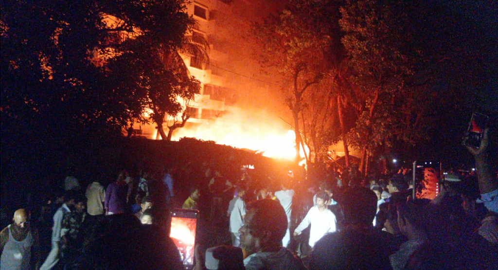 চট্টগ্রামে ইস্পাহানী বস্তিতে আগুন, ৩০ পরিবারের সব পুড়ে ছাই