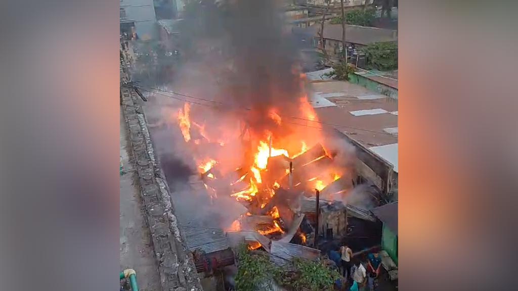 চট্টগ্রামে কলোনিতে আগুন, ধোঁয়ায় দম বন্ধ হয়ে পাশের বাসার দম্পতির মৃত্যু