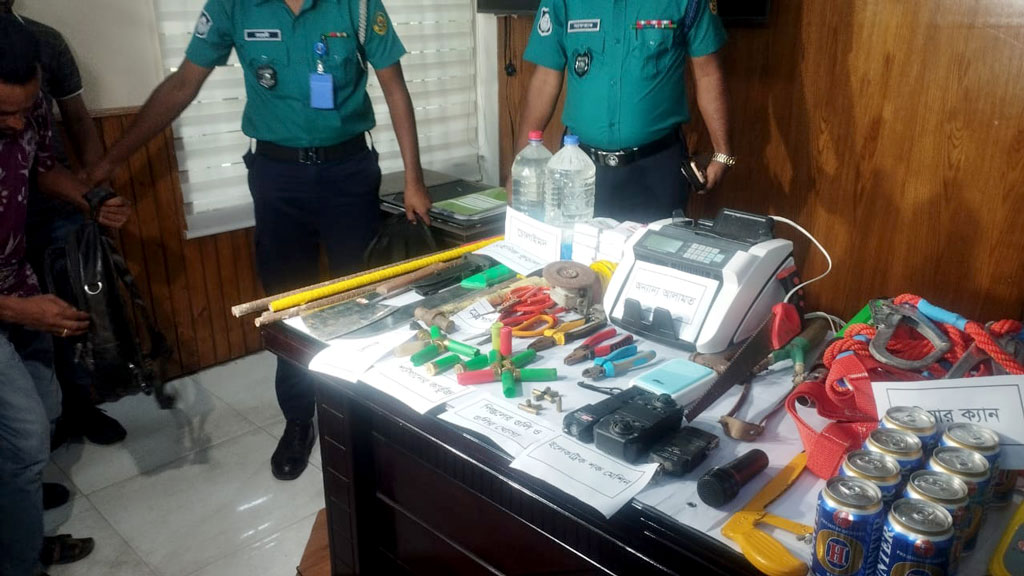 চট্টগ্রাম নগরে সন্ত্রাসীদের টর্চার সেল, পাওয়া গেল থানা লুটের গুলির খোসাও