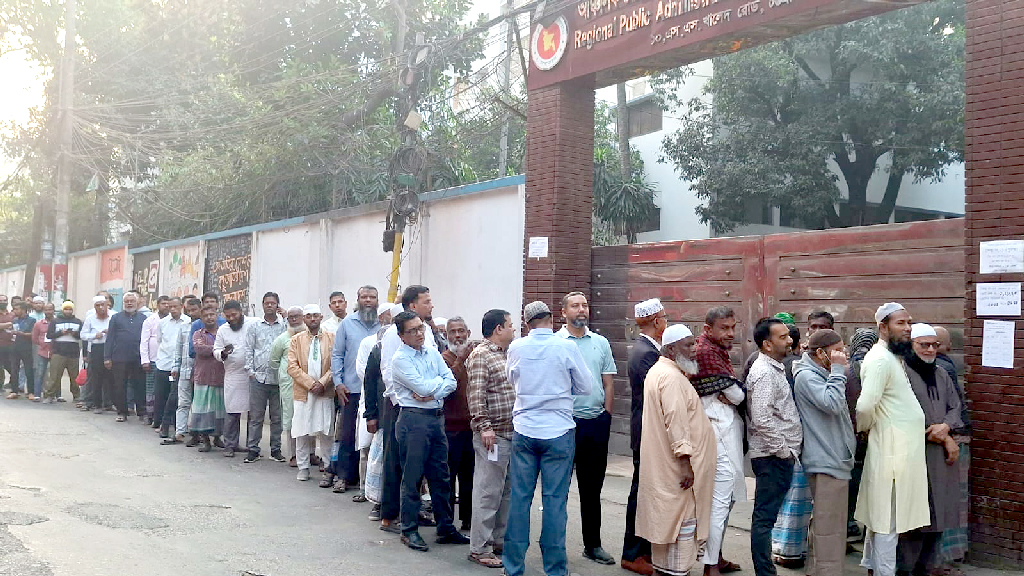 শীতের সকালে চট্টগ্রামে ভোটকেন্দ্রে ভোটারদের দীর্ঘ লাইন