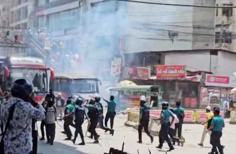 চট্টগ্রামে সড়ক অবরোধ, পুলিশের সঙ্গে পাল্টাপাল্টি ধাওয়া