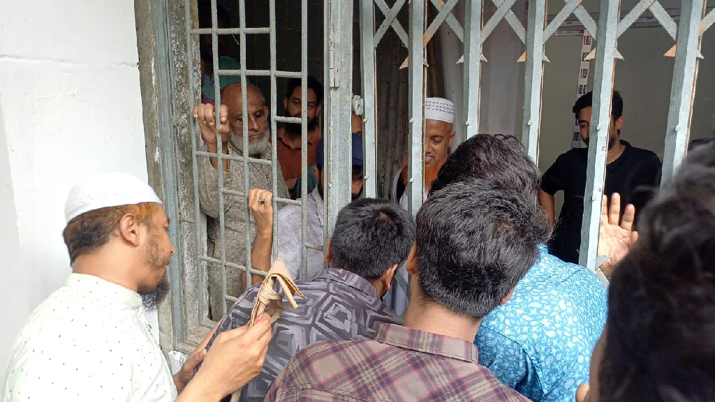 ভিসির আশ্বাসে ৬ ঘণ্টা পর চবির প্রশাসনিক ভবনের তালা খুললেন শিক্ষার্থীরা