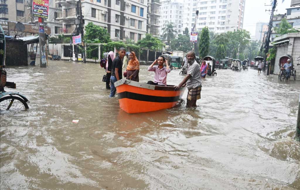 বৃষ্টি আর জোয়ারের পানিতে তলিয়ে গেছে চট্টগ্রাম নগরী, ভোগান্তিতে এইচএসসি পরীক্ষার্থীসহ কর্মজীবীরা