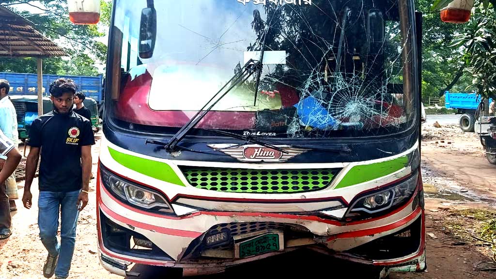 চন্দনাইশে বাস-অটোরিকশা সংঘর্ষে প্রাণ গেল দুজনের, আহত ৩