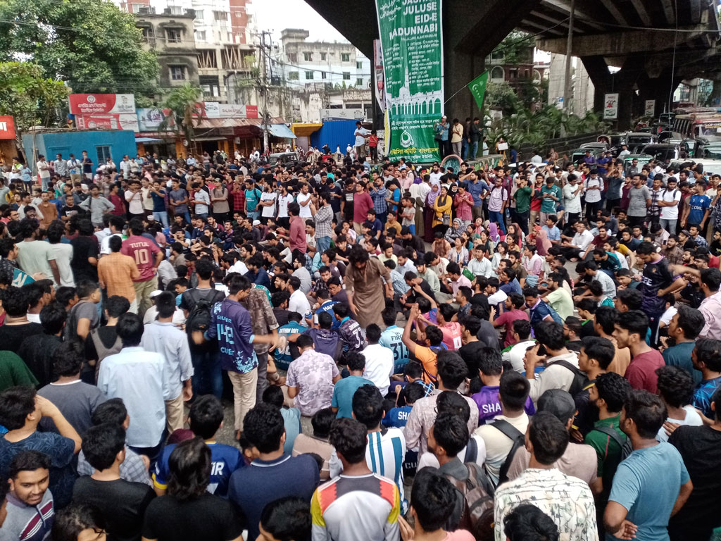 প্রকৌশল শিক্ষার্থীদের ওপর হামলা: চট্টগ্রামে চুয়েট শিক্ষার্থীদের সড়ক অবরোধ