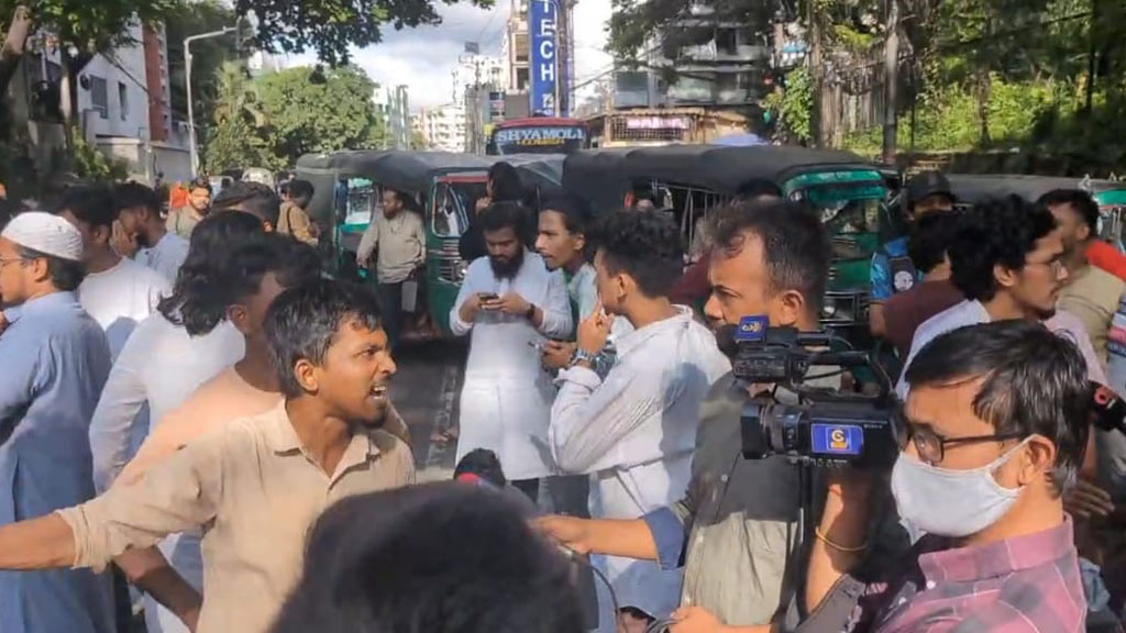 পটিয়ায় সংঘর্ষের পর এবার চট্টগ্রামের ডিআইজি কার্যালয়ের সামনে বৈষম্যবিরোধীদের অবস্থান
