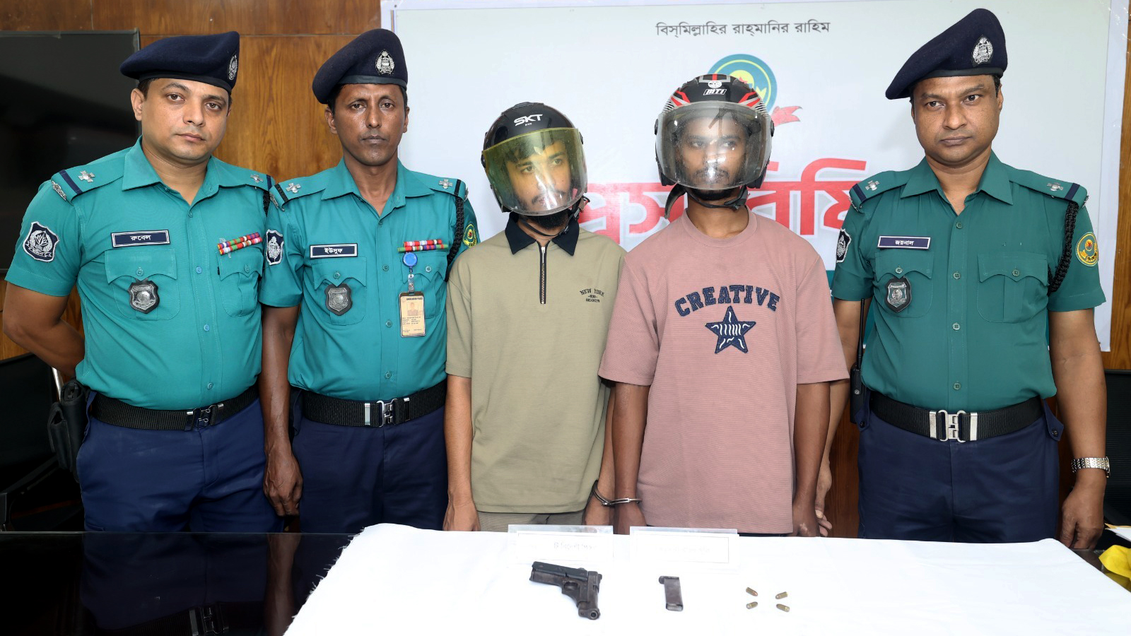 চট্টগ্রামের আলোচিত সন্ত্রাসী ডেভিড ইমনের দুই সহযোগী বিদেশি পিস্তলসহ গ্রেপ্তার