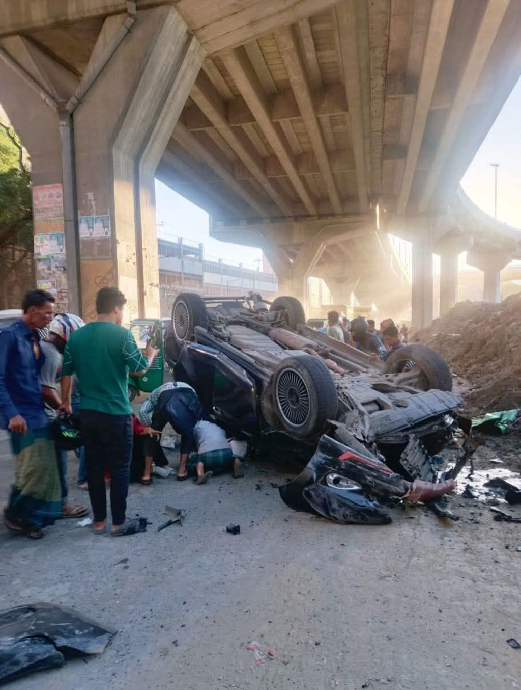 চট্টগ্রামে এলিভেটেড এক্সপ্রেসওয়ে থেকে ছিটকে পড়ল গাড়ি, সাইকেল আরোহী নিহত