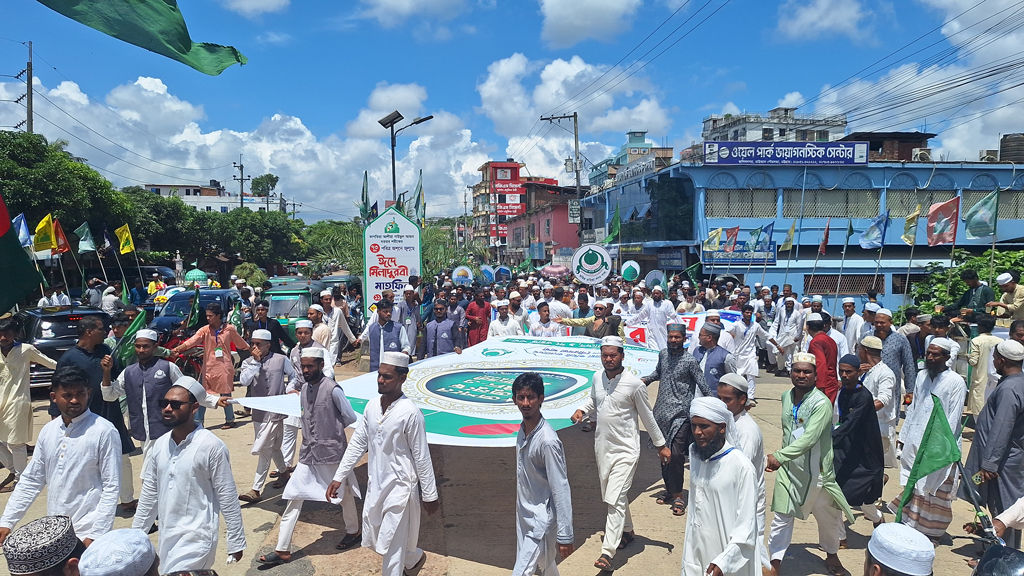 রাউজানে মাহে রবিউল আউয়ালকে স্বাগত জানিয়ে বর্ণাঢ্য শোভাযাত্রা