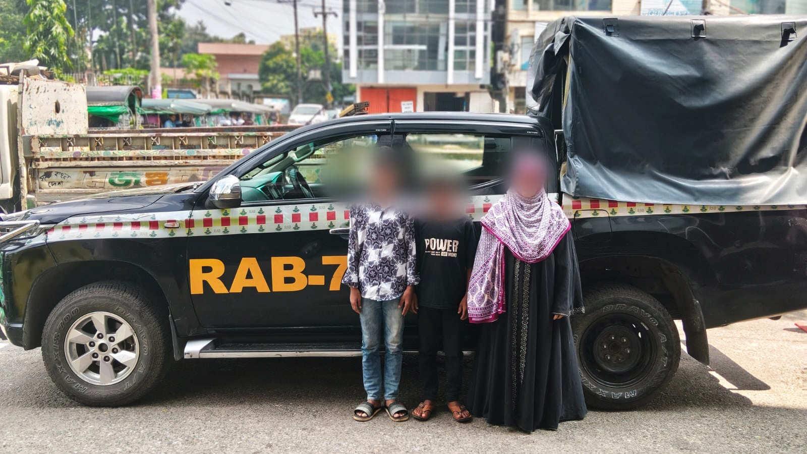 দুই শিশুর পেটে ঢুকিয়ে আনা হচ্ছিল ৬৬১৫টি ইয়াবা