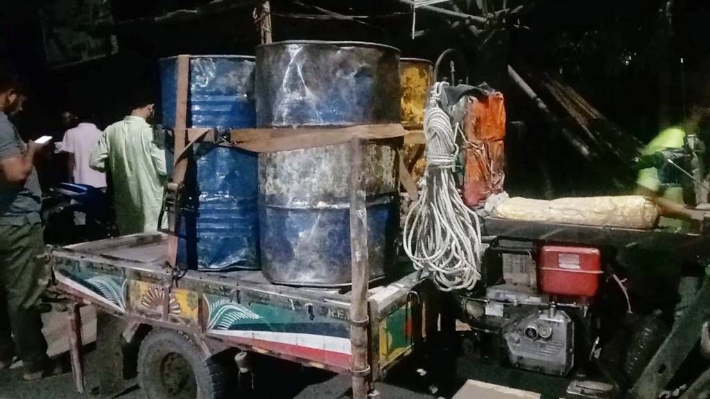 চট্টগ্রামে জ্বালানি তেলের চারটি ড্রাম জব্দ, আটক ১