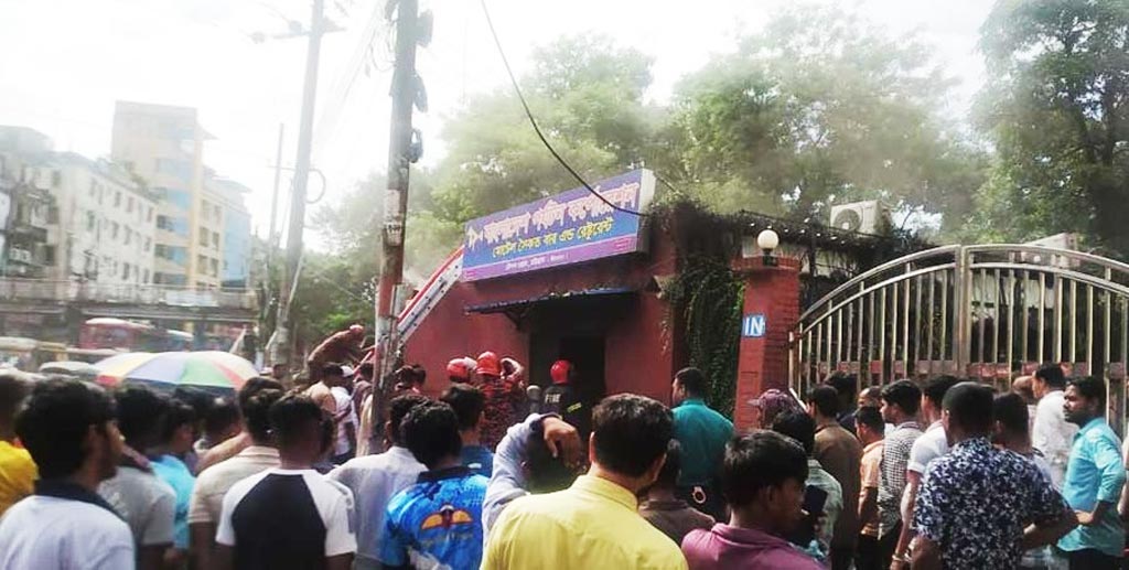 চট্টগ্রামে মদের বারে আগুন, ৮ লাখ টাকার ক্ষতি