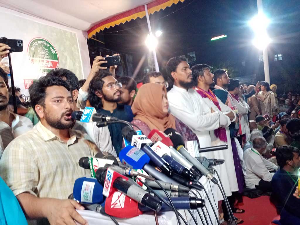 নানা পরাশক্তি চট্টগ্রামের দিকে চোখ তুলে তাকাচ্ছে: নাহিদ