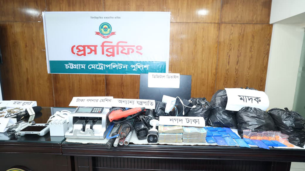 চট্টগ্রামে পুলিশি অভিযানে ১৩টি অস্ত্র-গোলাবারুদ উদ্ধার, গ্রেপ্তার ৩