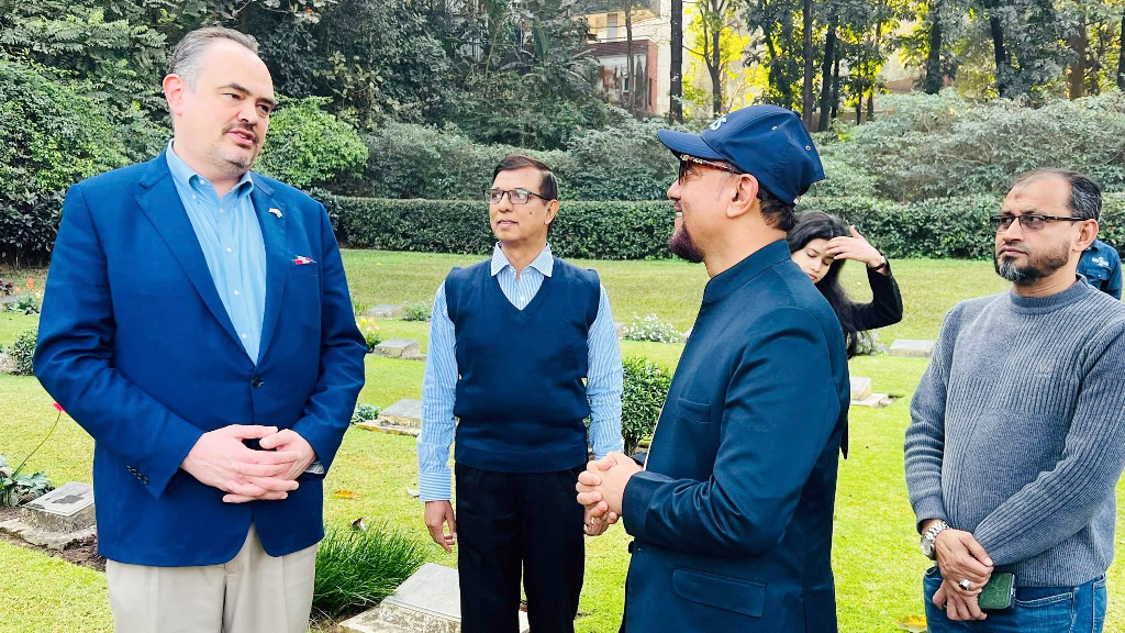 চট্টগ্রামে দ্বিতীয় বিশ্বযুদ্ধে নিহত সেনাদের প্রতি শ্রদ্ধা নিবেদন মার্কিন রাষ্ট্রদূতের